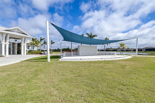 view of property's community featuring a yard