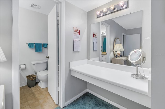 bathroom with visible vents, toilet, vanity, and baseboards