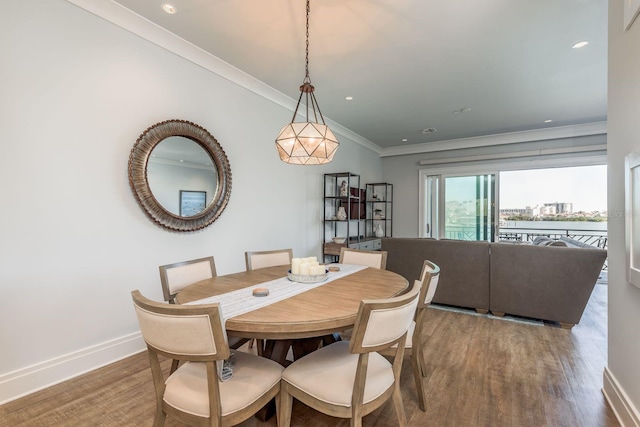 dining space featuring recessed lighting, baseboards, crown molding, and wood finished floors