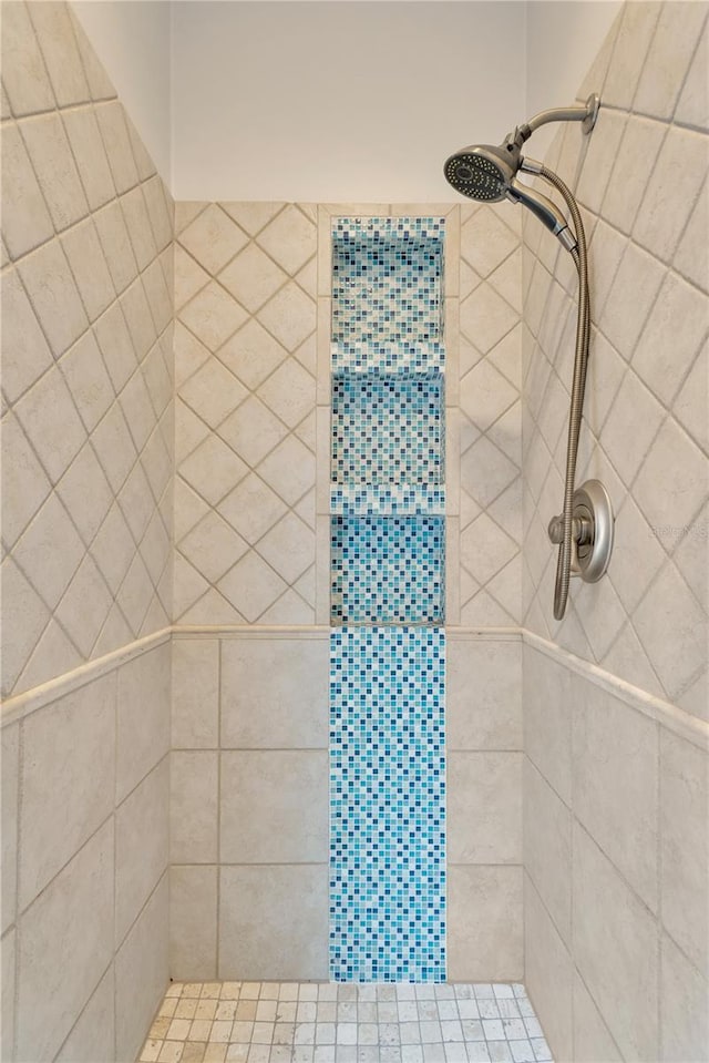 full bath with tiled shower