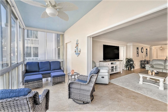 sunroom with ceiling fan