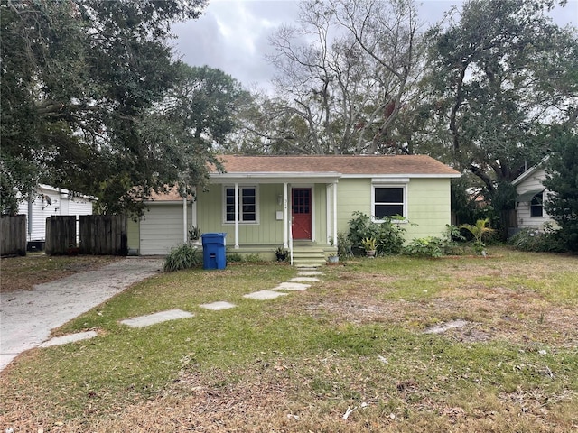 view of front of house with fence and a front lawn