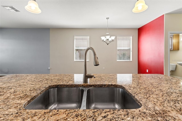 kitchen with visible vents, a sink, and an inviting chandelier