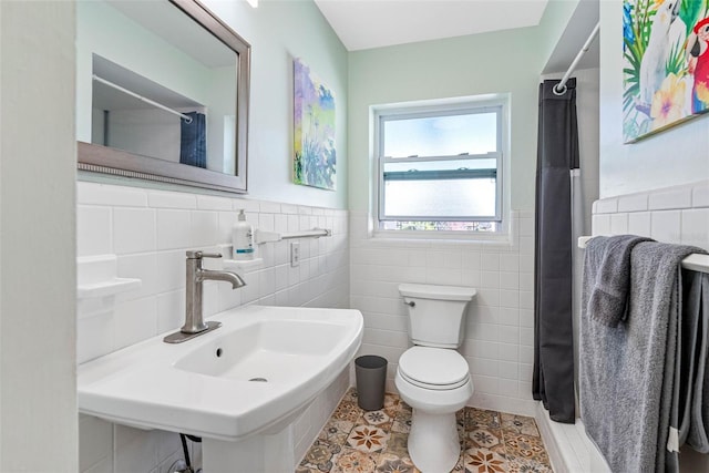 full bath featuring a sink, a shower with shower curtain, tile patterned flooring, and toilet