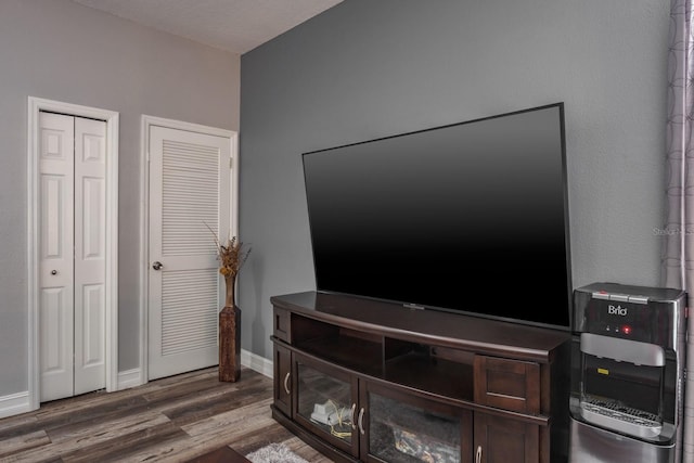 living area featuring dark wood-type flooring and baseboards