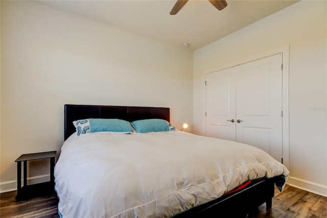 bedroom featuring ceiling fan, dark wood-style flooring, a closet, and baseboards