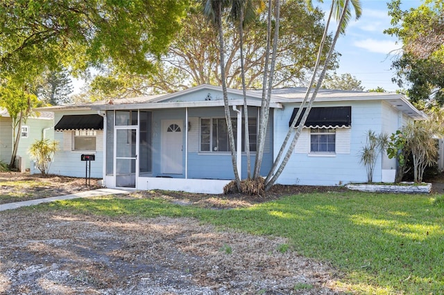 view of front of home featuring an attached carport and a front lawn