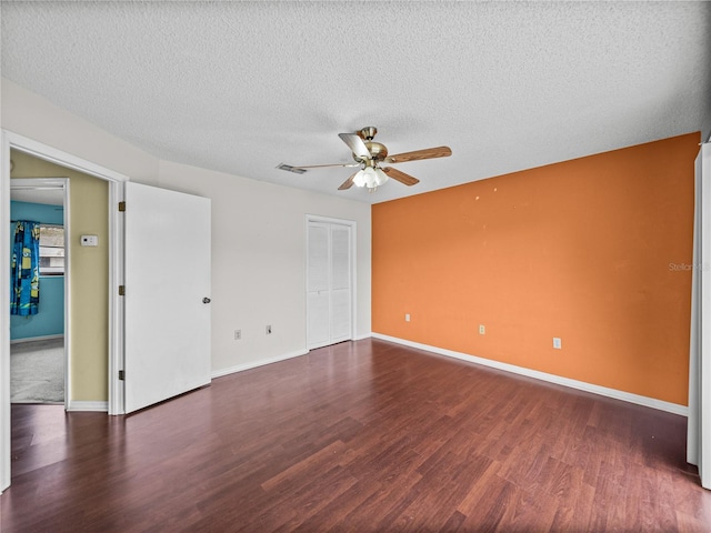 unfurnished room featuring ceiling fan, a textured ceiling, wood finished floors, and baseboards