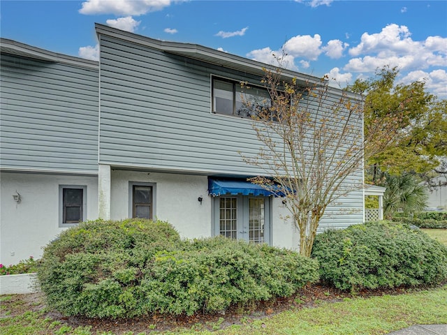 view of front of property featuring stucco siding