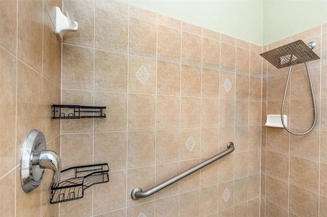 full bathroom featuring tiled shower