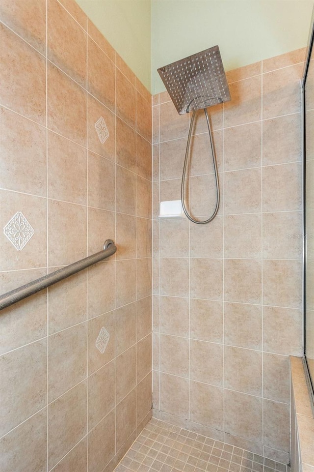 full bath with tiled shower