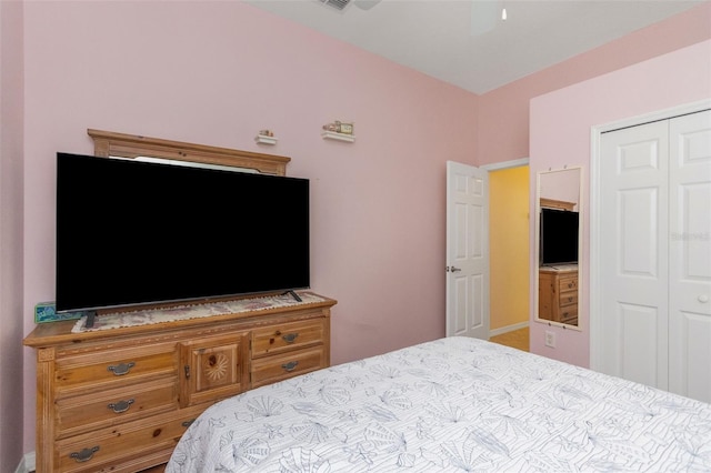 bedroom with ceiling fan, a closet, and visible vents