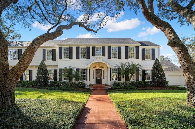 colonial house featuring a front yard