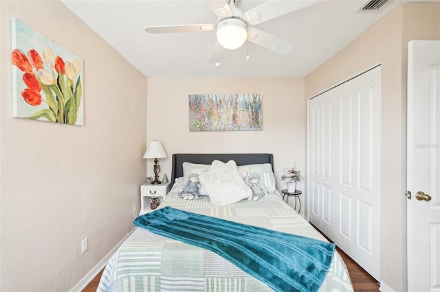 bedroom featuring ceiling fan, a closet, visible vents, and baseboards