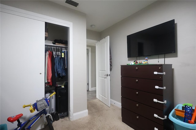 bedroom featuring a closet, visible vents, and baseboards