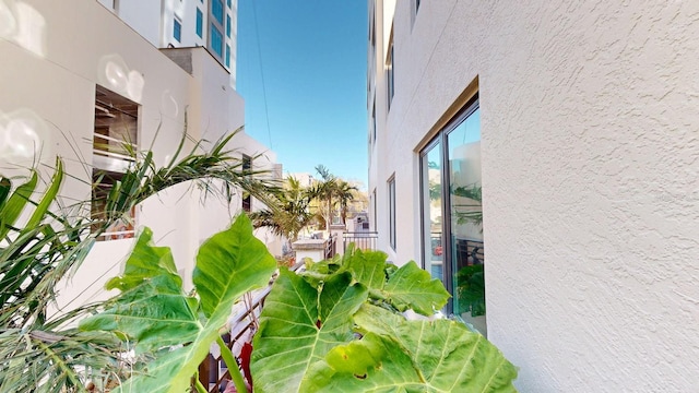 exterior space featuring a balcony