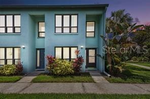 view of front facade featuring stucco siding