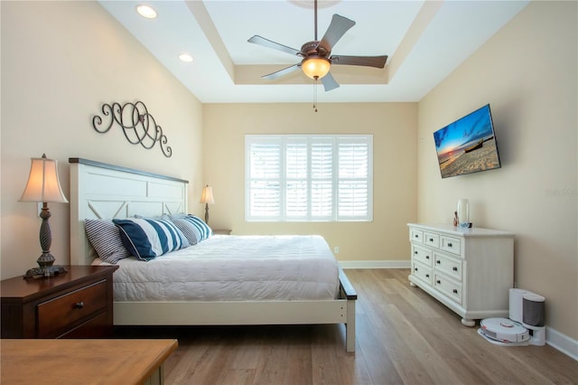 328 Siena Vista Pl, Sun City Center, FL 33573 - bedroom with recessed lighting, a raised ceiling, ceiling fan, wood finished floors, and baseboards