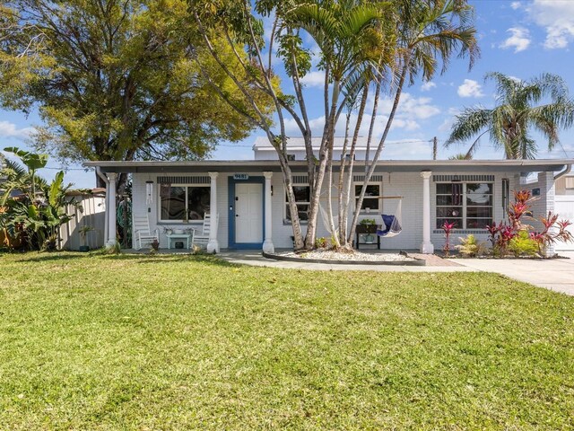 ranch-style home featuring a front lawn