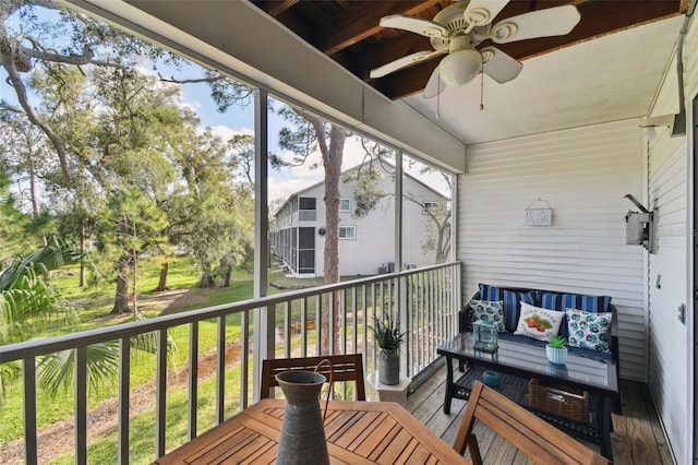 sunroom with ceiling fan