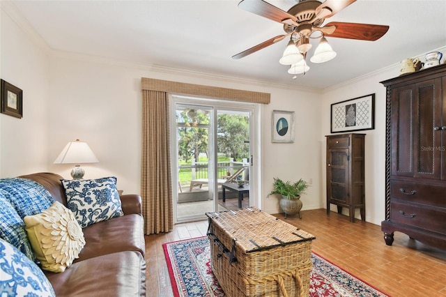 living area featuring crown molding, light wood finished floors, and ceiling fan