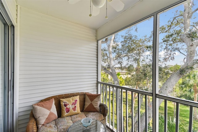 sunroom / solarium featuring a ceiling fan