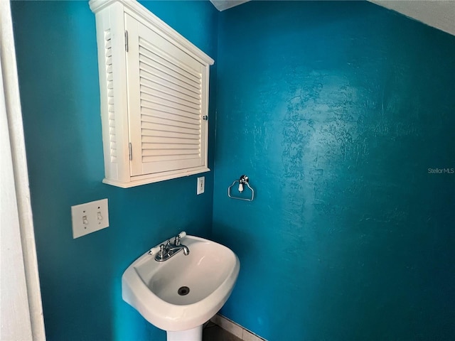 bathroom featuring a sink