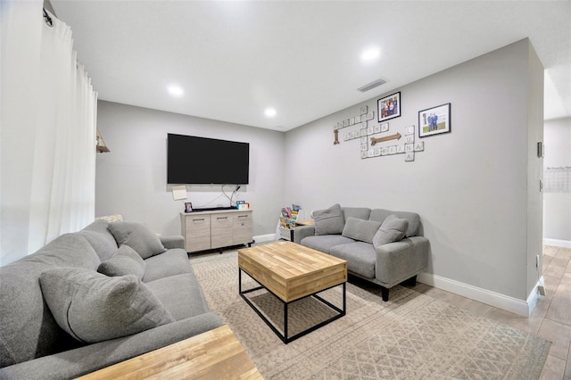 living room featuring light wood-style floors, recessed lighting, visible vents, and baseboards