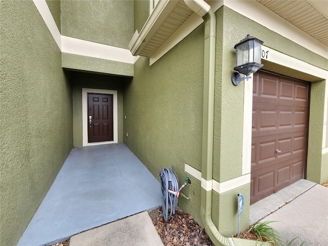 view of exterior entry with stucco siding