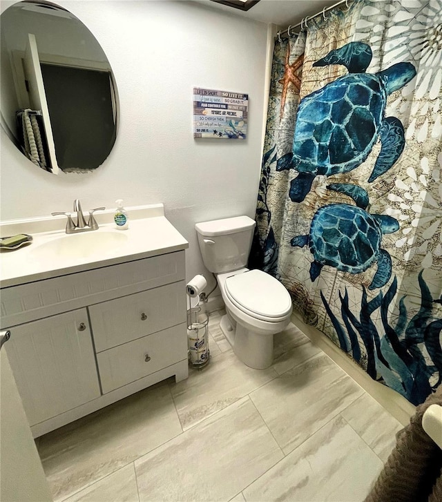 full bath featuring toilet, curtained shower, and vanity