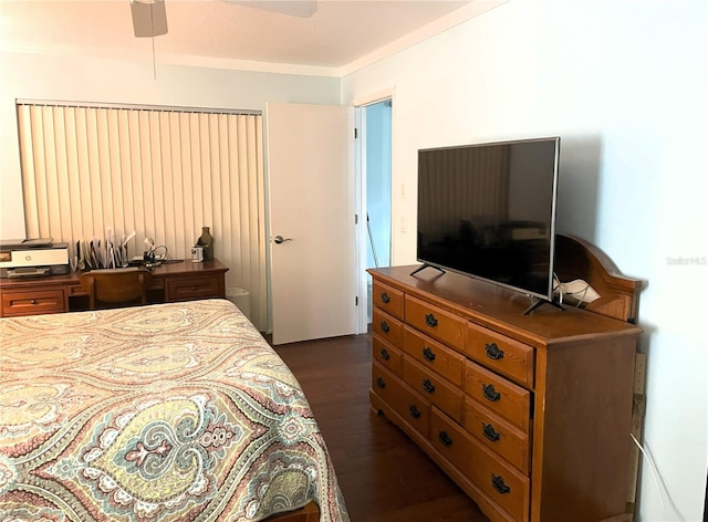 bedroom with dark wood-style floors and ceiling fan