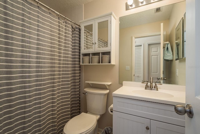 720 Earls Ct, Safety Harbor, FL 34695 - full bath featuring toilet, a shower with shower curtain, a textured ceiling, and vanity