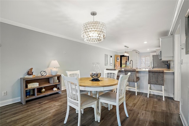 dining area with dark wood-style floors, recessed lighting, an inviting chandelier, ornamental molding, and baseboards