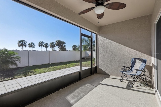 sunroom with ceiling fan