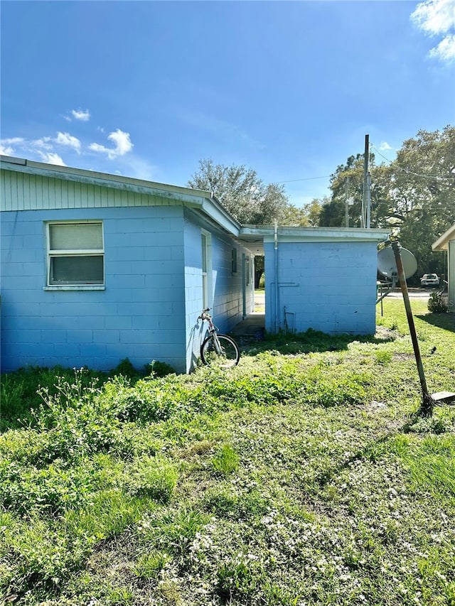 954 Fordson Ave, Labelle, FL 33935 - view of side of home featuring concrete block siding and a lawn