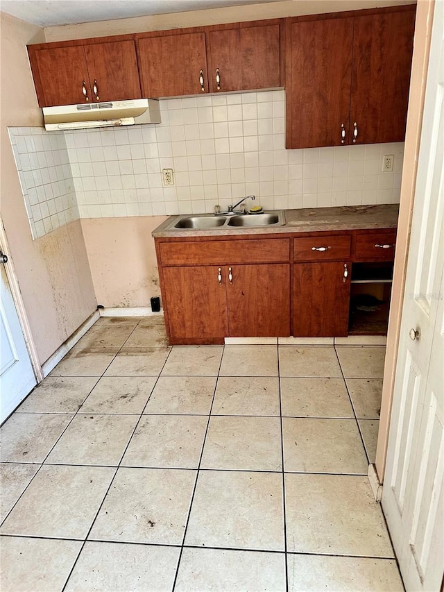 954 Fordson Ave, Labelle, FL 33935 - kitchen with under cabinet range hood, a sink, backsplash, and light tile patterned floors