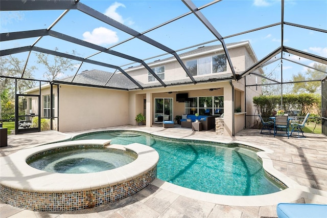 view of swimming pool with a pool with connected hot tub, outdoor lounge area, a patio area, ceiling fan, and a lanai