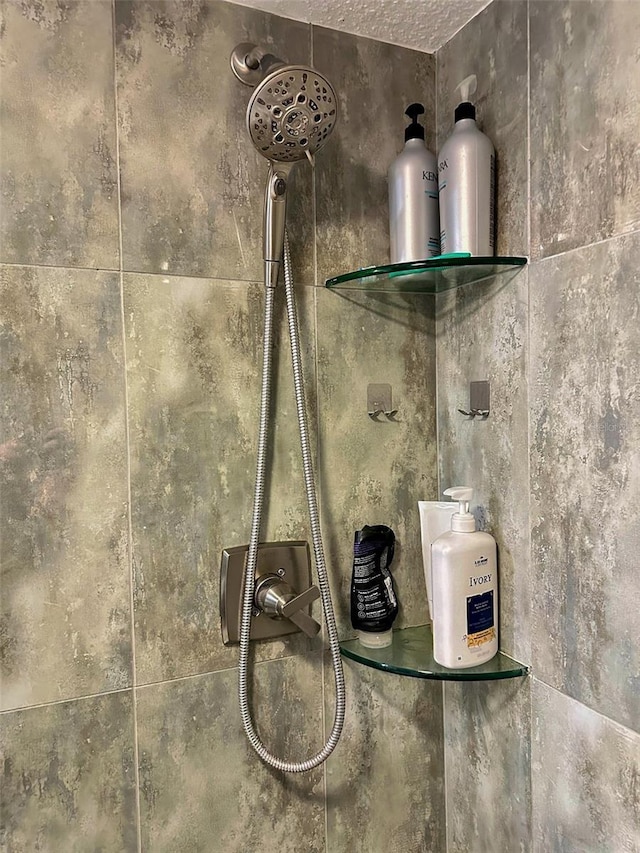 room details featuring tiled shower