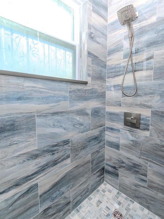 bathroom featuring tiled shower