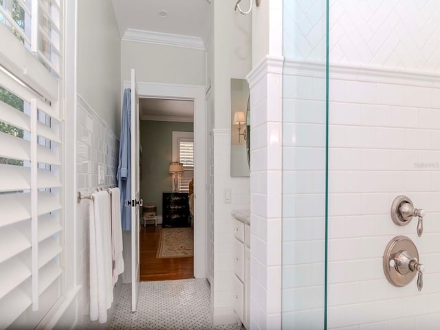 bathroom with ornamental molding