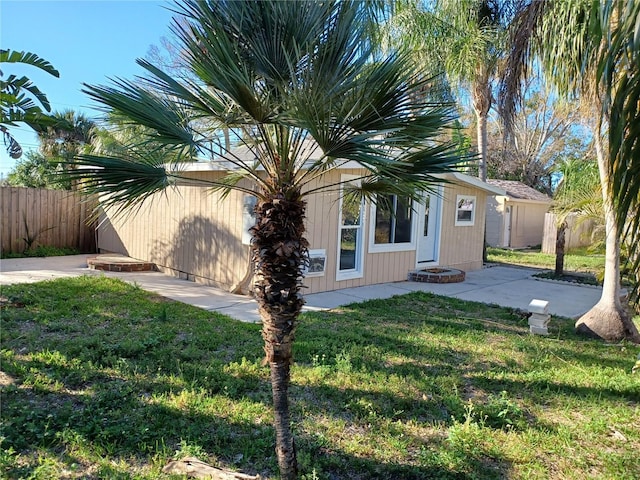 view of front of property featuring a front yard and fence