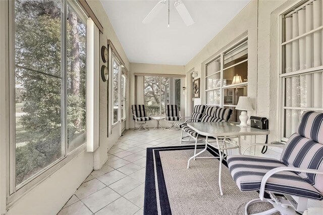 sunroom / solarium featuring a ceiling fan