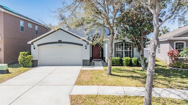 view of front of home featuring cooling unit, a garage, driveway, stucco siding, and a front yard