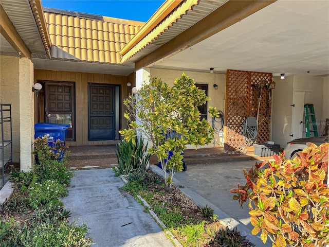 entrance to property with stucco siding