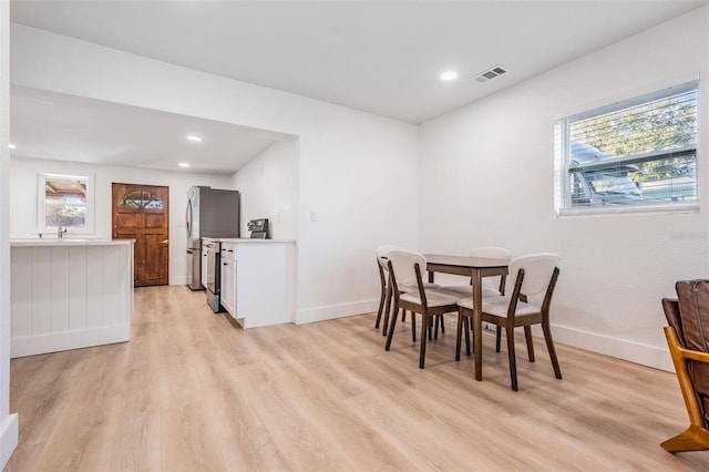 dining area with light wood-type flooring, visible vents, baseboards, and recessed lighting