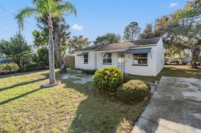 view of front of property featuring a front lawn