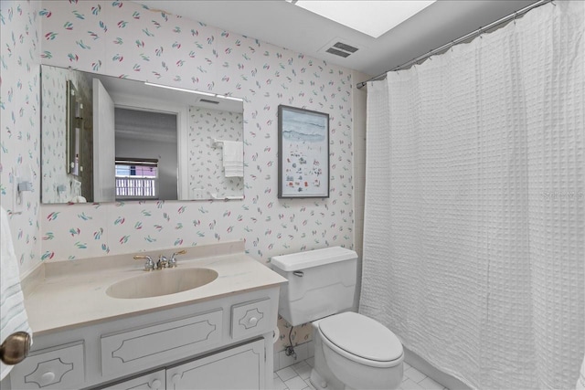 full bathroom featuring wallpapered walls, visible vents, toilet, a shower with curtain, and vanity