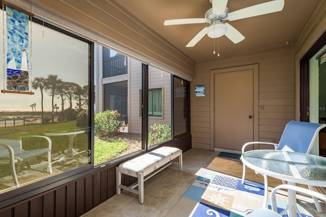 sunroom with ceiling fan