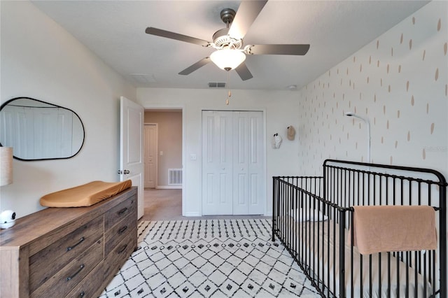 bedroom with baseboards, visible vents, ceiling fan, and a closet