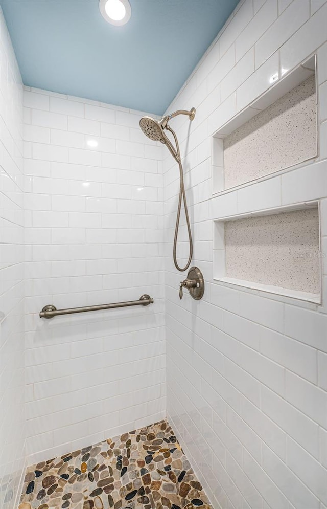 bathroom featuring a tile shower